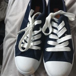 Gently used striking white/blue tennis shoe